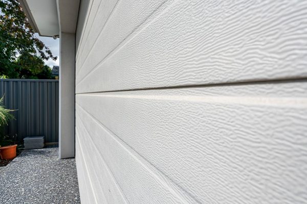 Panel lift-safe garage door